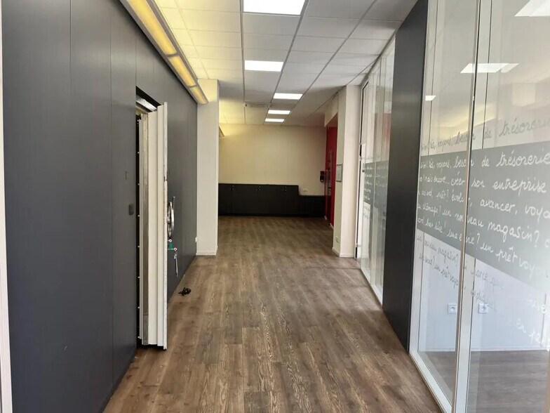 Retail in Bordeaux for lease - Building Photo - Image 3 of 12