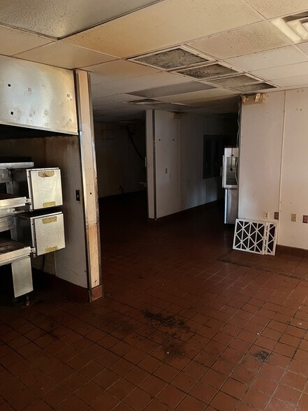 2222 W Main St, Tupelo, MS for lease - Interior Photo - Image 2 of 6