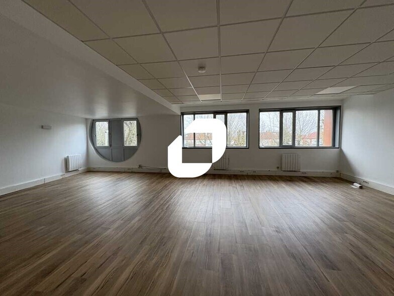 21 Rue Jacques Cartier, Voisins-le-Bretonneux for lease - Interior Photo - Image 2 of 14