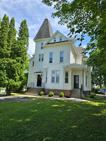 Liberty Square portefeuille de 1 propriétés à vendre sur LoopNet.ca - Photo du bâtiment - Image 2 de 3