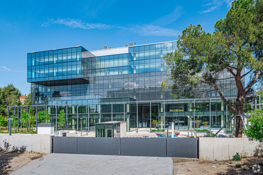 Calle de Mesena, 80, Madrid, Madrid for lease - Building Photo - Image 2 of 16