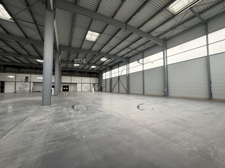 Flex in Torcy for lease - Interior Photo - Image 2 of 4