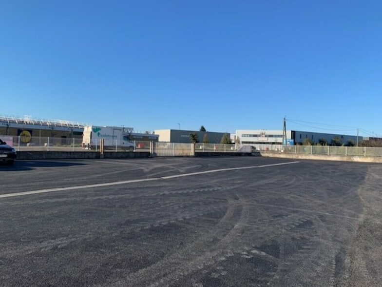 Retail in Châteaurenard for lease - Building Photo - Image 2 of 8