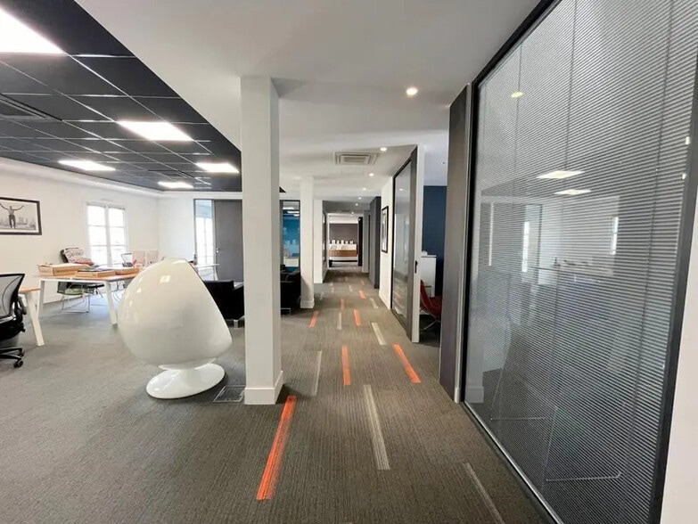 Office in Saint-Germain-en-Laye for lease - Interior Photo - Image 2 of 7