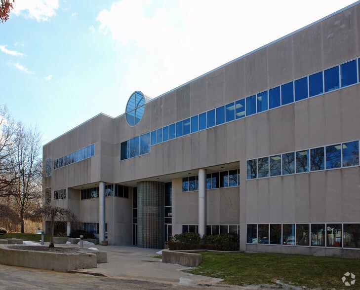 200 Parkway Dr S, Hauppauge, NY à louer - Photo du bâtiment - Image 3 de 16