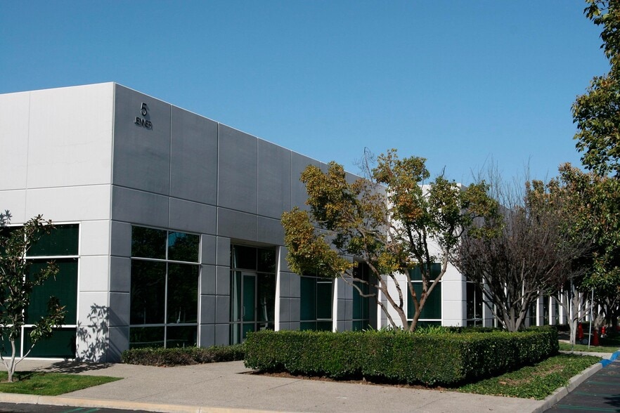 1 Jenner, Irvine, CA à louer - Photo du bâtiment - Image 3 de 11