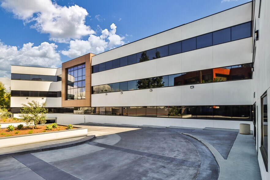 18757 Burbank Blvd, Tarzana, CA for lease - Building Photo - Image 2 of 7