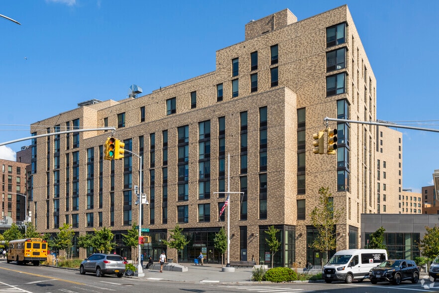 1725 Village Ln, Far Rockaway, NY for lease - Primary Photo - Image 1 of 9