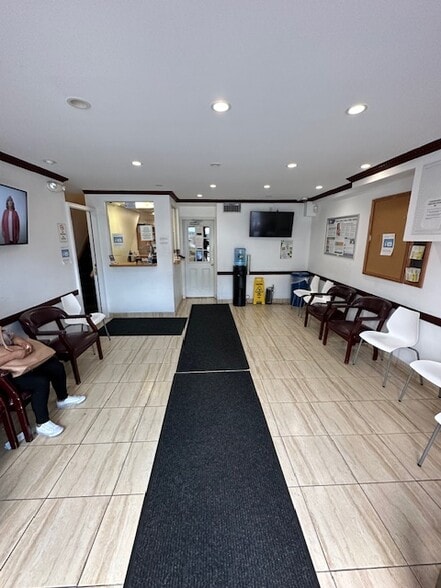 4010 Forley St, Elmhurst, NY for sale - Interior Photo - Image 2 of 28