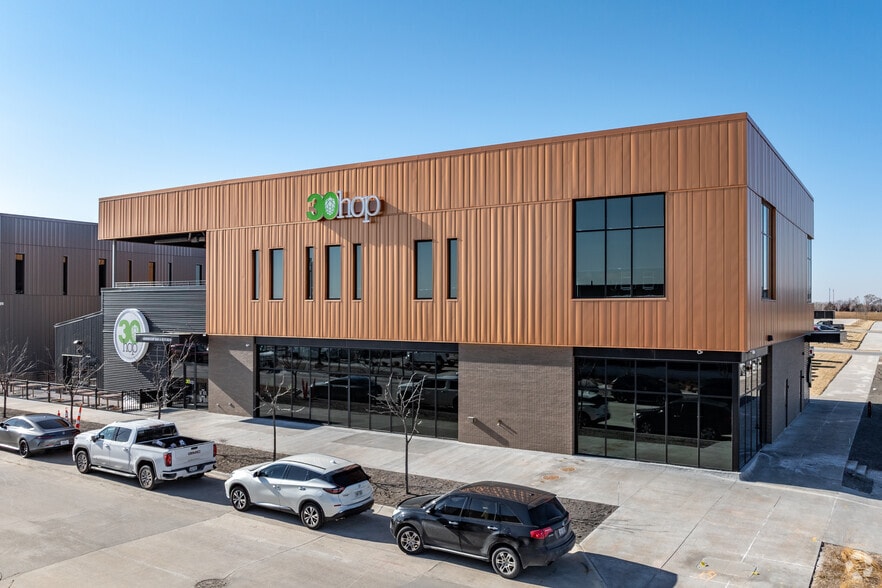 114-118 N 145th St, Omaha, NE for sale - Building Photo - Image 3 of 17