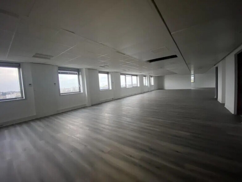 Office in Noisy-le-Grand for lease - Building Photo - Image 2 of 30