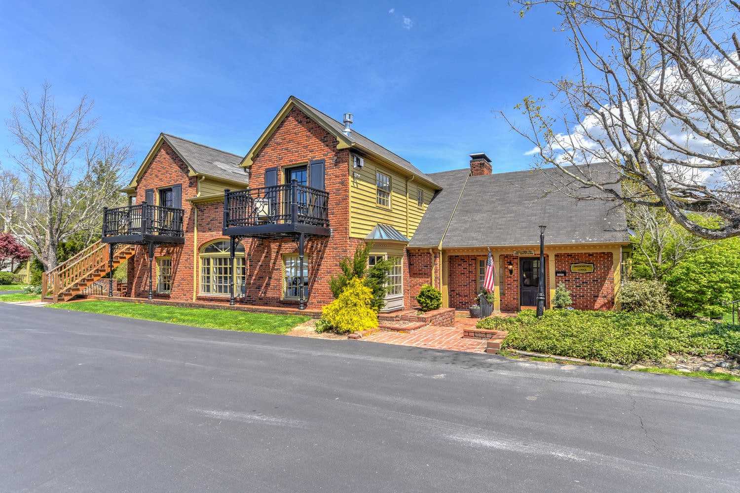 Village Inns of Blowing Rock - NC portefeuille de 3 propriétés à vendre sur LoopNet.ca Photo principale- Image 1 de 4