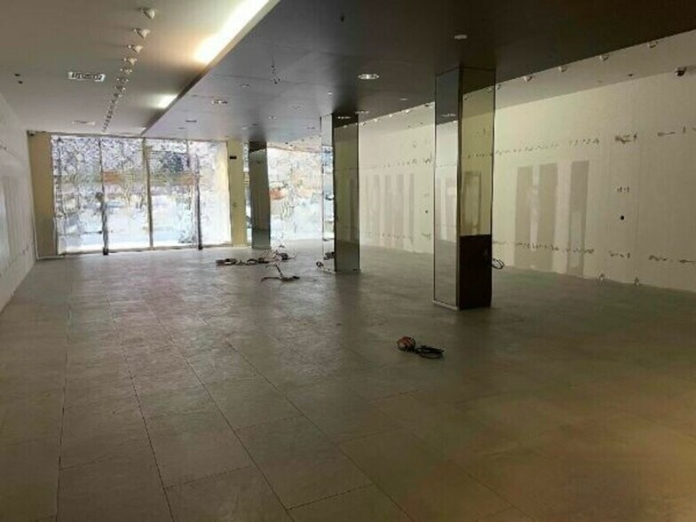 Retail in Reims for lease - Interior Photo - Image 1 of 14