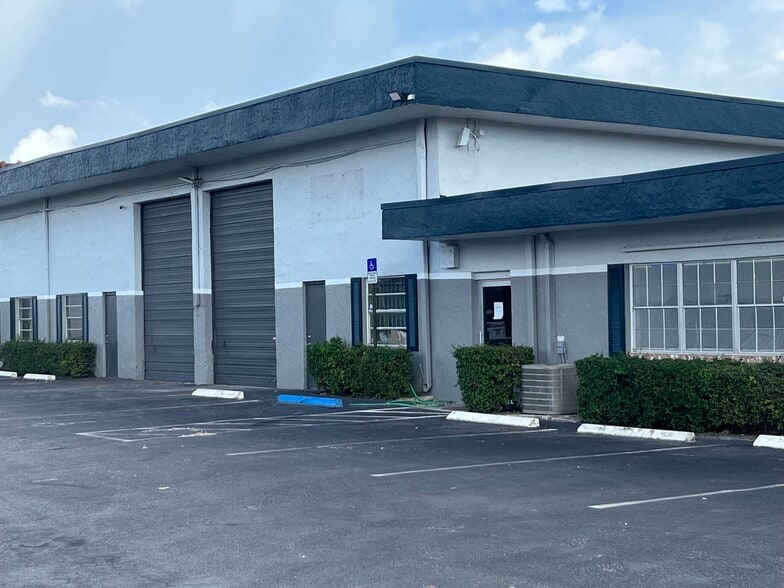 2003-2033 W McNab Rd, Pompano Beach, FL for lease - Building Photo - Image 1 of 13