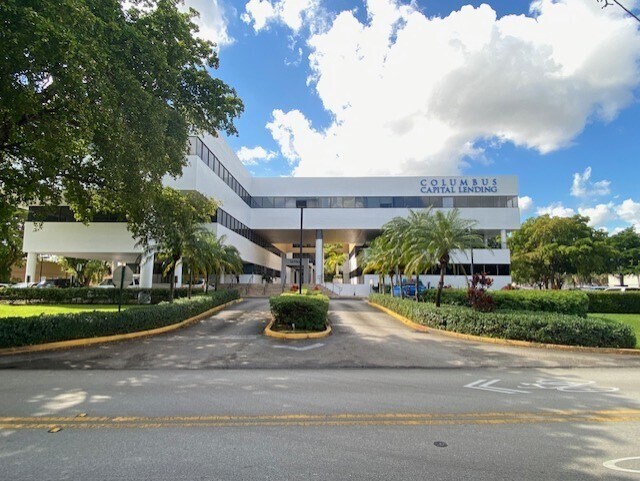 14750 NW 77th Ct, Miami Lakes, FL à louer - Photo du bâtiment - Image 3 de 7