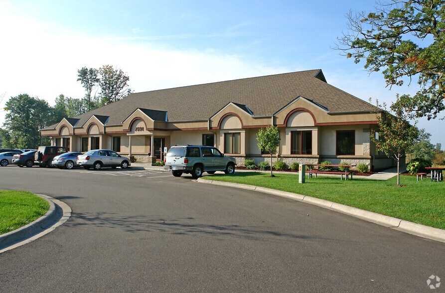 7591 9th St N, Oakdale, MN à louer - Photo du bâtiment - Image 2 de 21