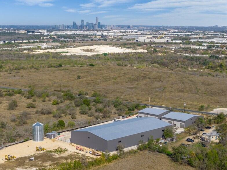 7713 Dee Gabriel Collins Rd, Austin, TX à louer - Photo du bâtiment - Image 3 de 8