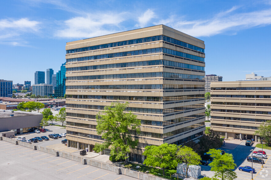 505 Consumers Rd, Toronto, ON à louer - Photo du bâtiment - Image 3 de 3