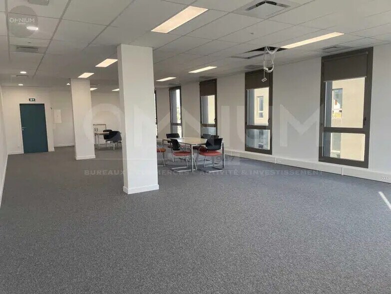 Bureau dans Décines-Charpieu à vendre - Photo du bâtiment - Image 2 de 13