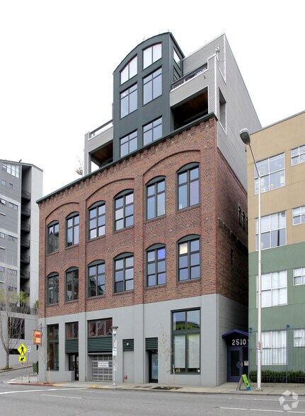 81 Vine St, Seattle, WA à louer - Photo du bâtiment - Image 2 de 2