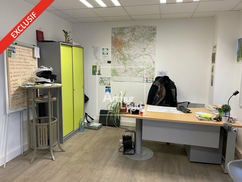 Flex in Moissy-Cramayel for lease - Interior Photo - Image 3 of 4