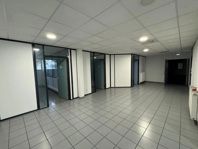 Retail in Villeurbanne for sale - Interior Photo - Image 1 of 6