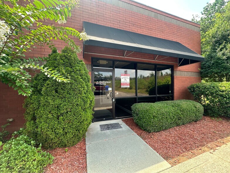 4250 Keith Bridge Rd, Cumming, GA à louer - Photo du bâtiment - Image 3 de 11