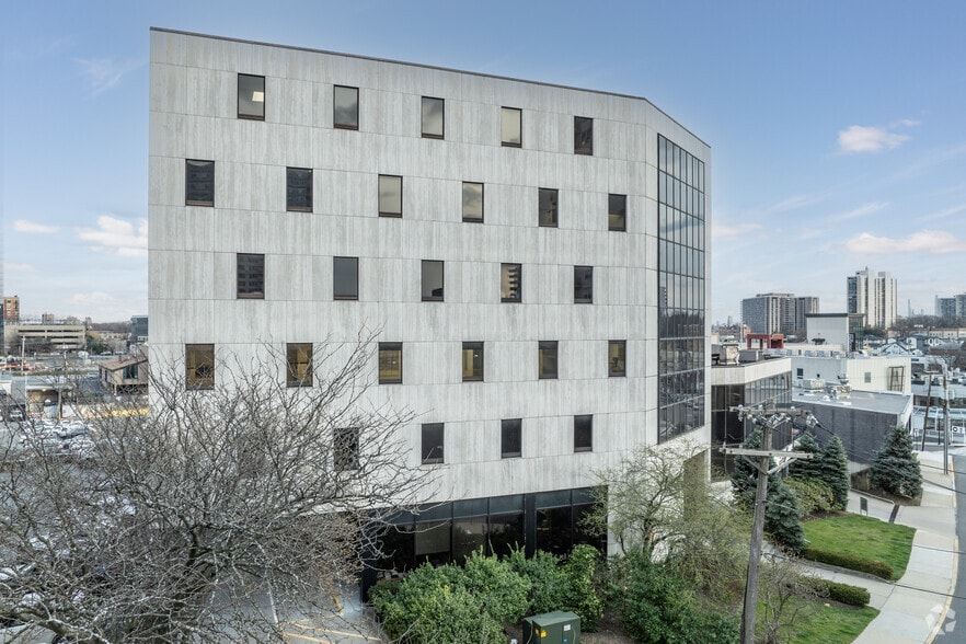 2050 Center Ave, Fort Lee, NJ à louer - Photo du bâtiment - Image 2 de 6