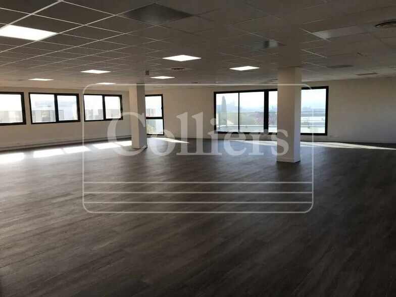 Office in Marseille for lease - Interior Photo - Image 3 of 10