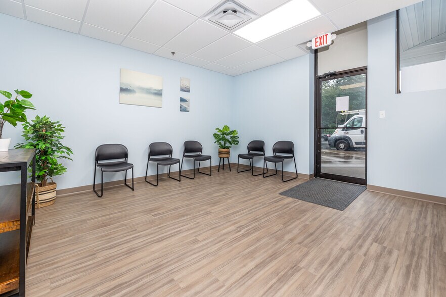 18 Cedar St, Newington, CT for lease - Building Photo - Image 2 of 21