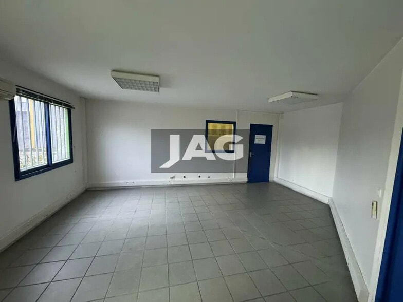 Flex in Pusignan for lease - Interior Photo - Image 3 of 10