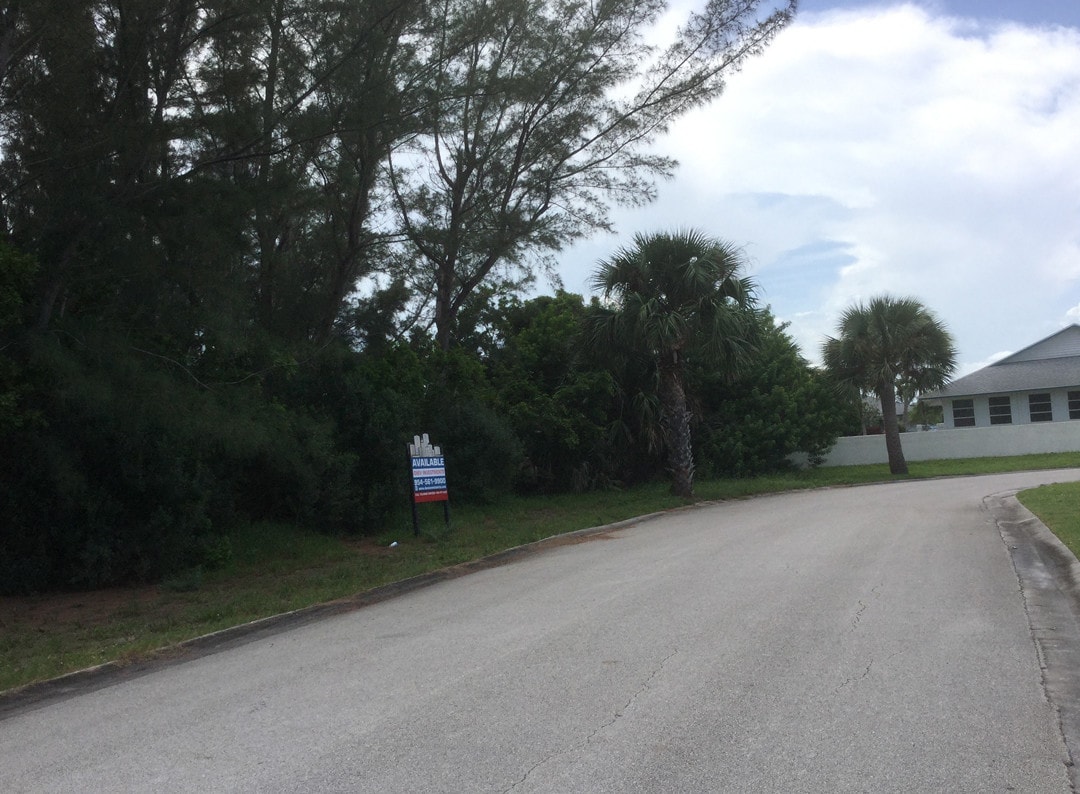 10 E Aqua Ra Dr, Jensen Beach, FL for sale Primary Photo- Image 1 of 9