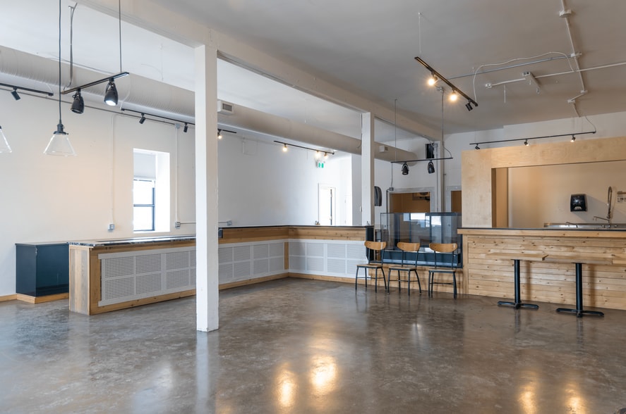 417 Riverfront Av SE, Calgary, AB à louer - Photo du bâtiment - Image 2 de 18