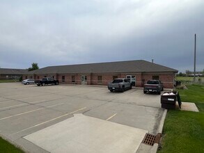 1702 Tullamore Ave, Bloomington, IL for lease Interior Photo- Image 2 of 9