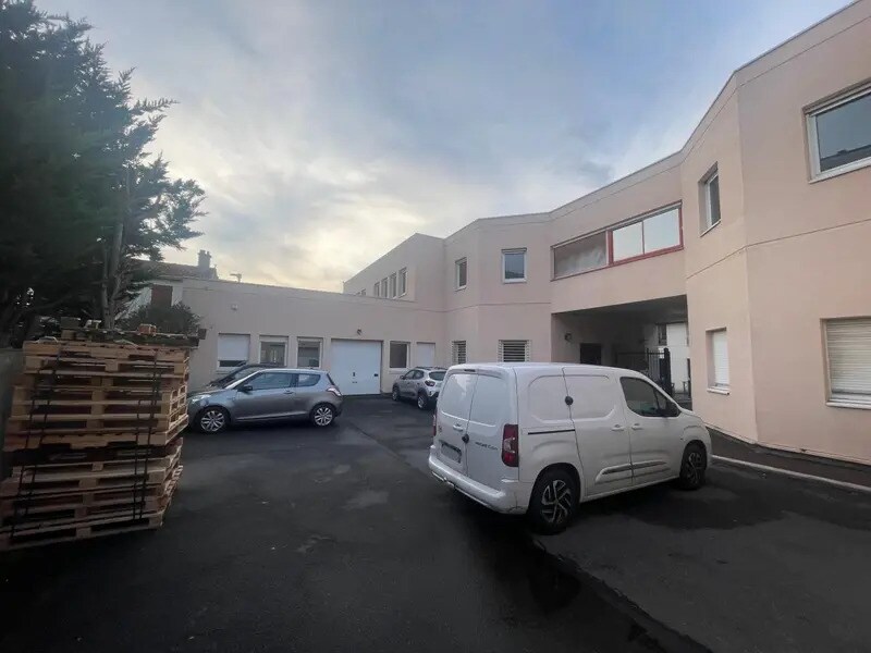 Flex in Nanterre for sale Building Photo- Image 1 of 13