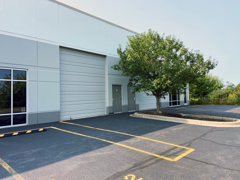 195 Kendall Point Dr, Oswego, IL for lease - Building Photo - Image 3 of 11