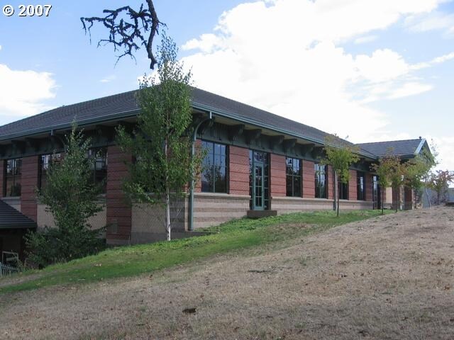 1495 NW Garden Valley Blvd, Roseburg, OR à louer - Photo du bâtiment - Image 3 de 8