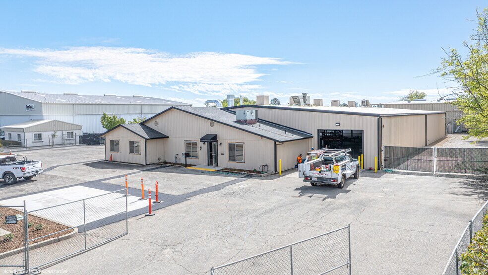 4633 Mountain Lakes Blvd, Redding, CA à vendre - Photo du bâtiment - Image 2 de 6