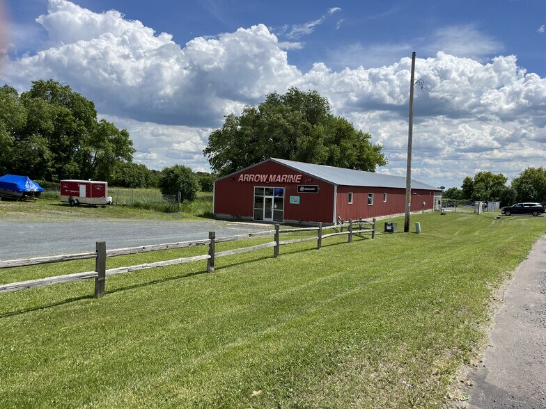 1956 US Highway 8, Saint Croix Falls, WI à vendre - Photo du bâtiment - Image 2 de 17
