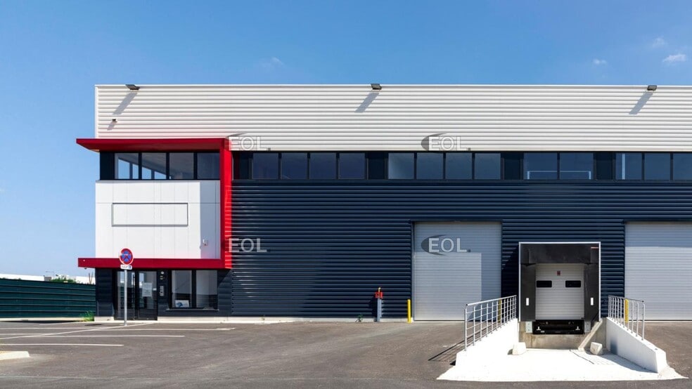 Flex in Chanteloup-en-Brie for lease - Building Photo - Image 2 of 5