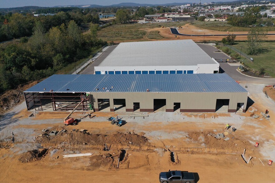 3216 Leeman Ferry Rd SW, Huntsville, AL à louer - Photo du bâtiment - Image 1 de 8