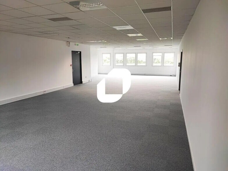 Office in Bondy for lease - Interior Photo - Image 3 of 5