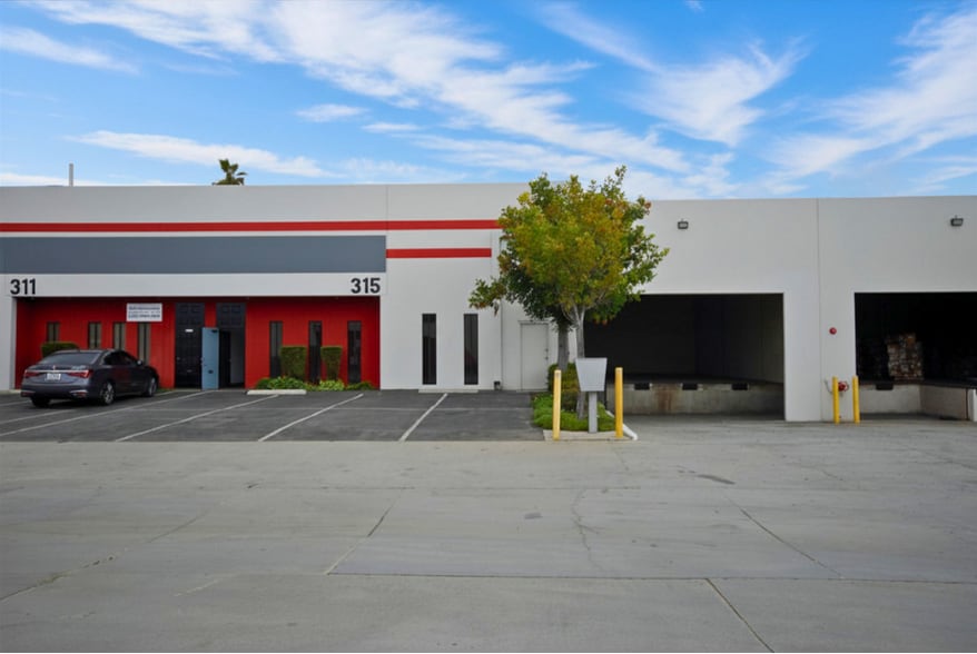 241-317 E Redondo Beach Blvd, Gardena, CA for lease - Building Photo - Image 2 of 7