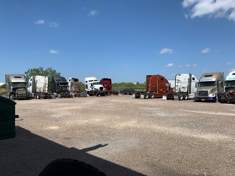 5226 Commercial Dr, Brownsville, TX for lease - Building Photo - Image 2 of 6