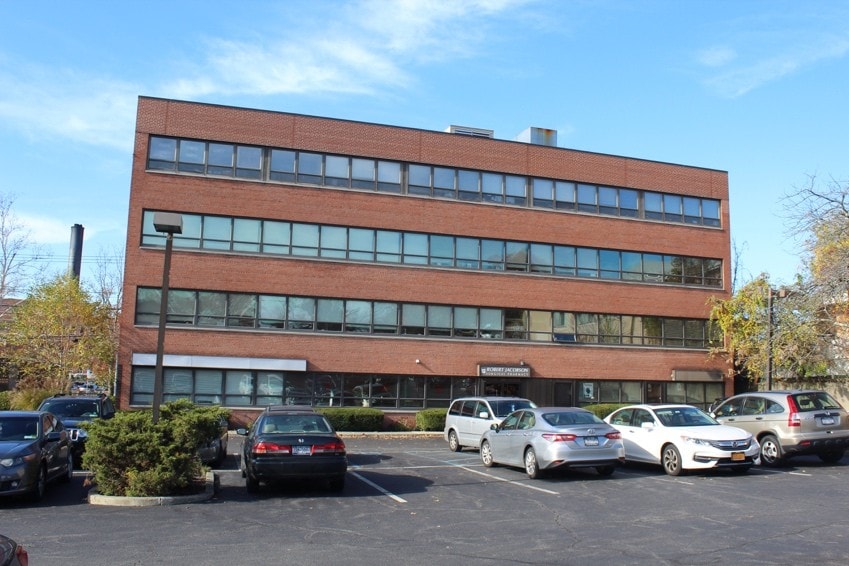 359 E Main St, Mount Kisco, NY à louer - Photo du bâtiment - Image 2 de 10