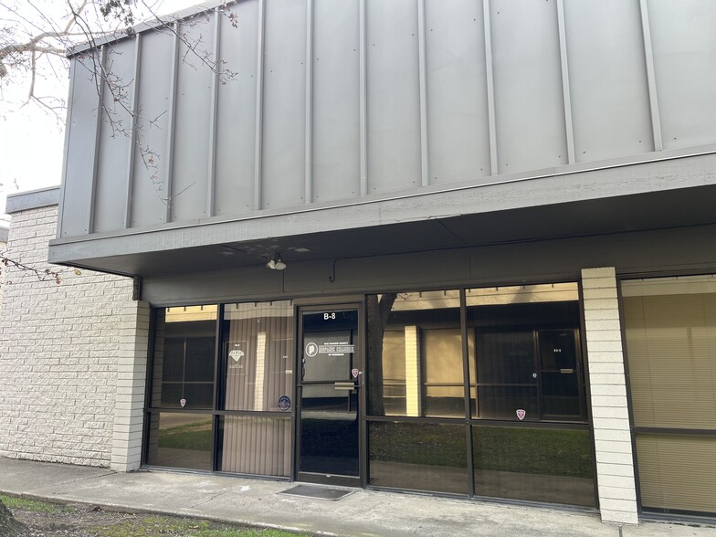 5637 N Pershing Ave, Stockton, CA for lease - Building Photo - Image 2 of 22