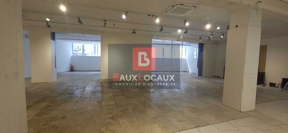 Retail in Carpentras for lease - Building Photo - Image 3 of 11