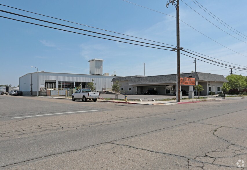 1321 Railroad Ave, Clovis, CA à louer - Photo du bâtiment - Image 2 de 21