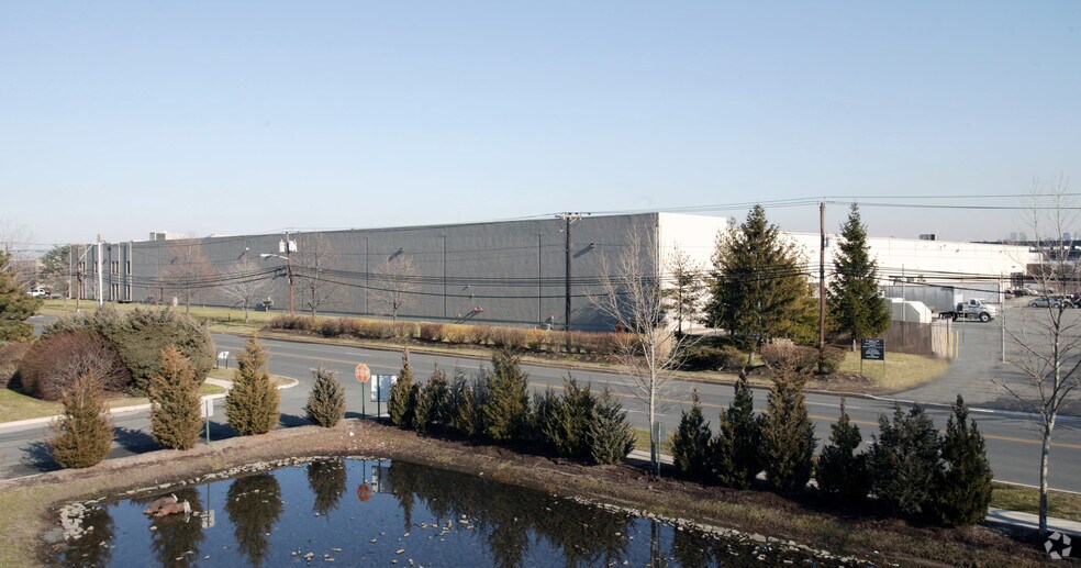 50 Hartz Way, Secaucus, NJ à louer - Photo du bâtiment - Image 2 de 6