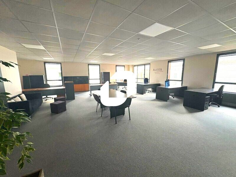 Office in Croissy-sur-Seine for lease Interior Photo- Image 1 of 9